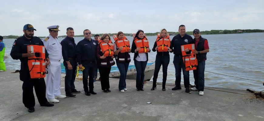 Entrega Bienestar Social de Matamoros chalecos salvavidas a Pescadores del Puerto El Mezquital