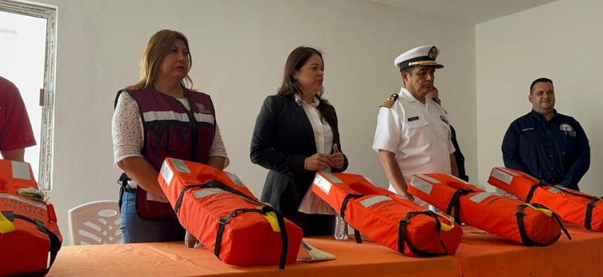 Entrega Bienestar Social de Matamoros chalecos salvavidas a Pescadores del Puerto El Mezquital