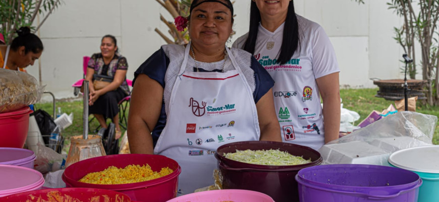Todo un éxito festival \"Con sabor a mar\"; Marsella Huerta reconoce a emprendedores.