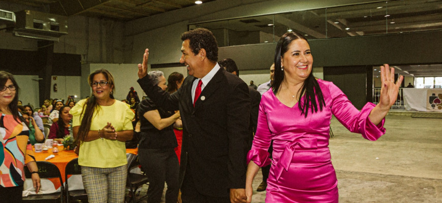 Festejan alcalde Mario Lopez y Marsella Huerta, a madres trabajadoras del Gobierno Municipal