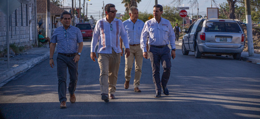 Pavimenta Gobierno de Matamoros acceso en colonia Las Américas; alcalde Mario López atestigua trabajos