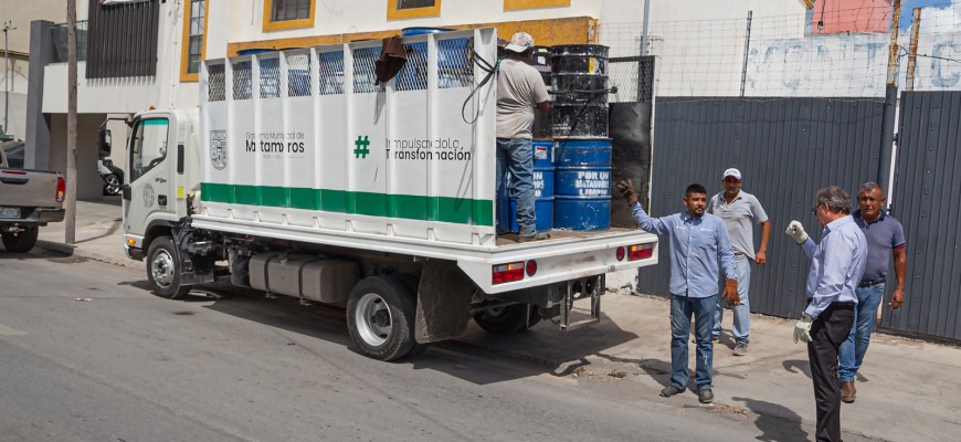 Entrega Gobierno de Matamoros contenedores para residuos domésticos; exhorta a evitar colocar basura en camellones