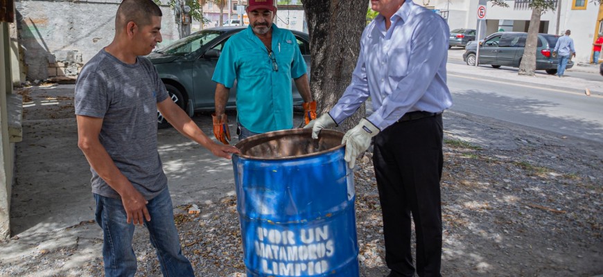 Entrega Gobierno de Matamoros contenedores para residuos domésticos; exhorta a evitar colocar basura en camellones