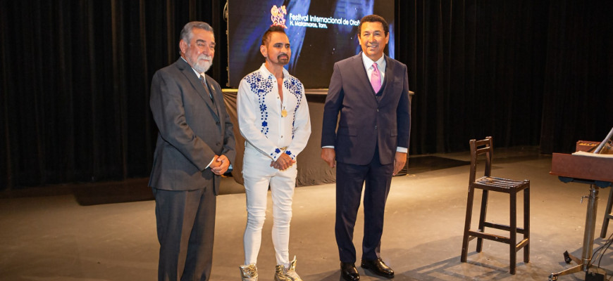 Impone Alcalde Mario López, medalla a Horacio Franco, artista homenajeado en la 31 edición del fio.