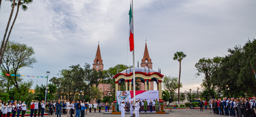 Encabeza Alcalde Mario López, ceremonia de honores a la bandera