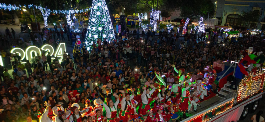 Miles de familias acompañan a Mario López y Marsella Huerta, en encendido de pino y espectacular desfile navideño