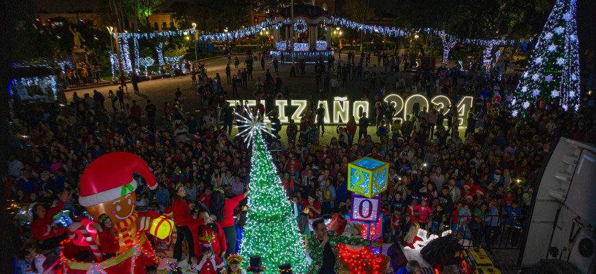 Miles de familias acompañan a Mario López y Marsella Huerta, en encendido de pino y espectacular desfile navideño