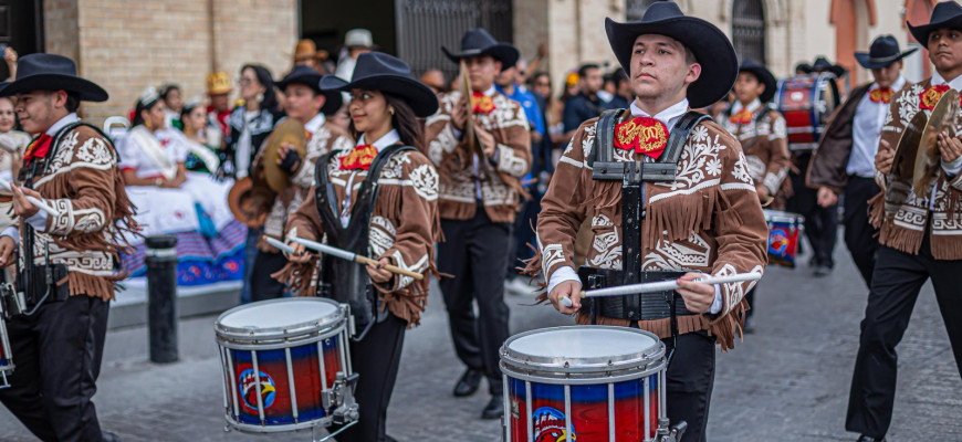 Organizan desfile Internacional y saludo binacional en el marco de las Fiestas Mexicanas 2024
