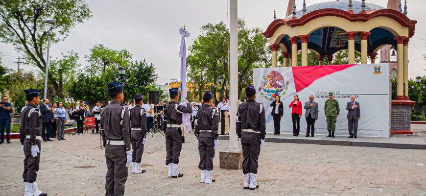 Participan servidores públicos en ceremonia de honores a la Bandera