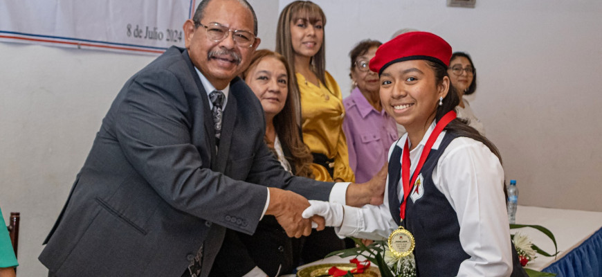 Asiste Alcalde Dr. Rubén Sauceda, a ceremonia de graduación de secundaria “Gabriela Mistral”