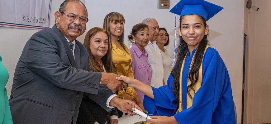Asiste Alcalde Dr. Rubén Sauceda, a ceremonia de graduación de secundaria “Gabriela Mistral”