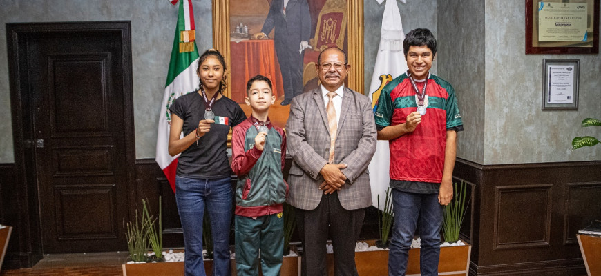 Impone Alcalde Dr. Rubén Sauceda medallas a destacados deportistas matamorenses