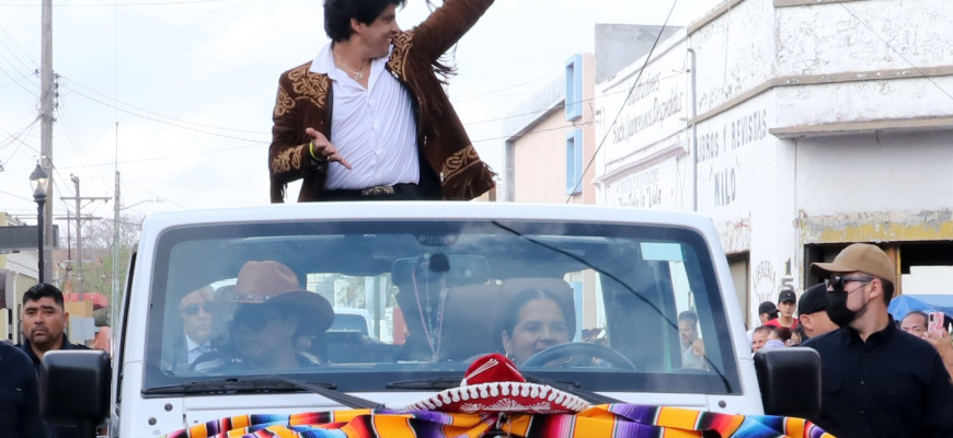 Miles de matamorenses disfrutan de espectacular desfile; “Huésped Distinguido” Víctor García cautiva al público