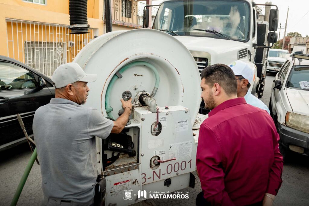 Alberto Granados supervisa trabajos de desasolve JAD