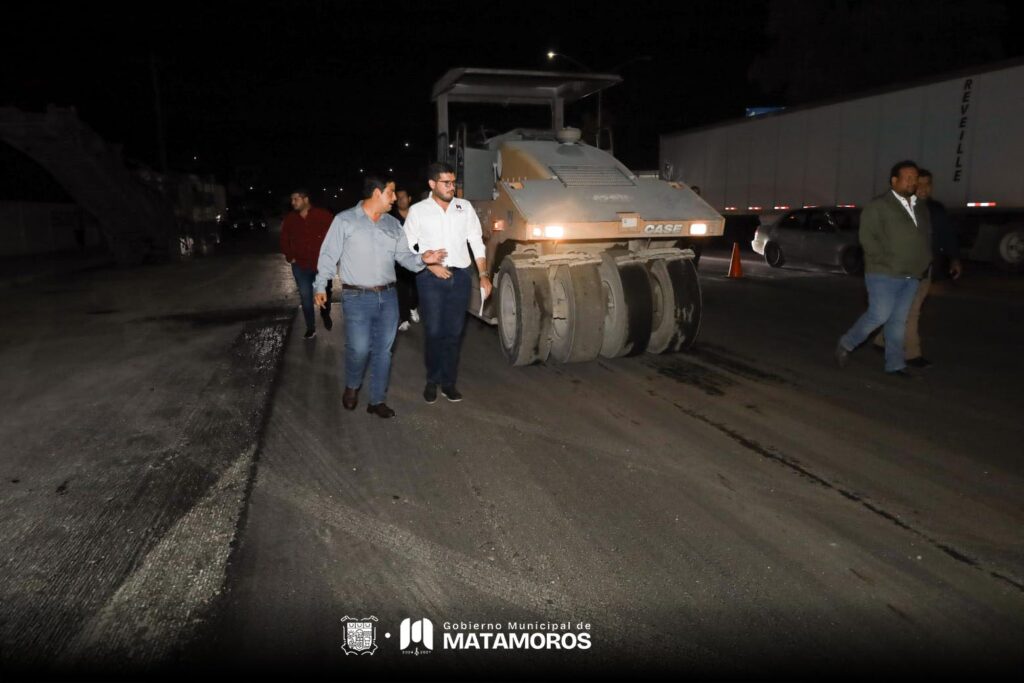 Alberto Granados supervisa rehabilitación asfáltica