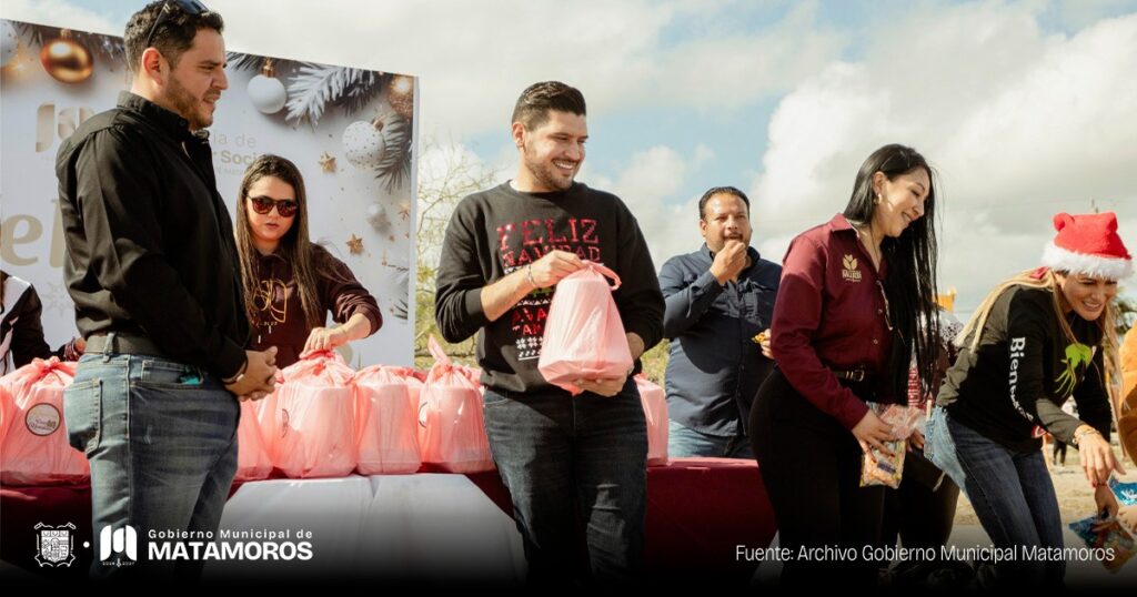 Entrega Presidente Municipal Alberto Granados cenas navideñas en diversos sectores