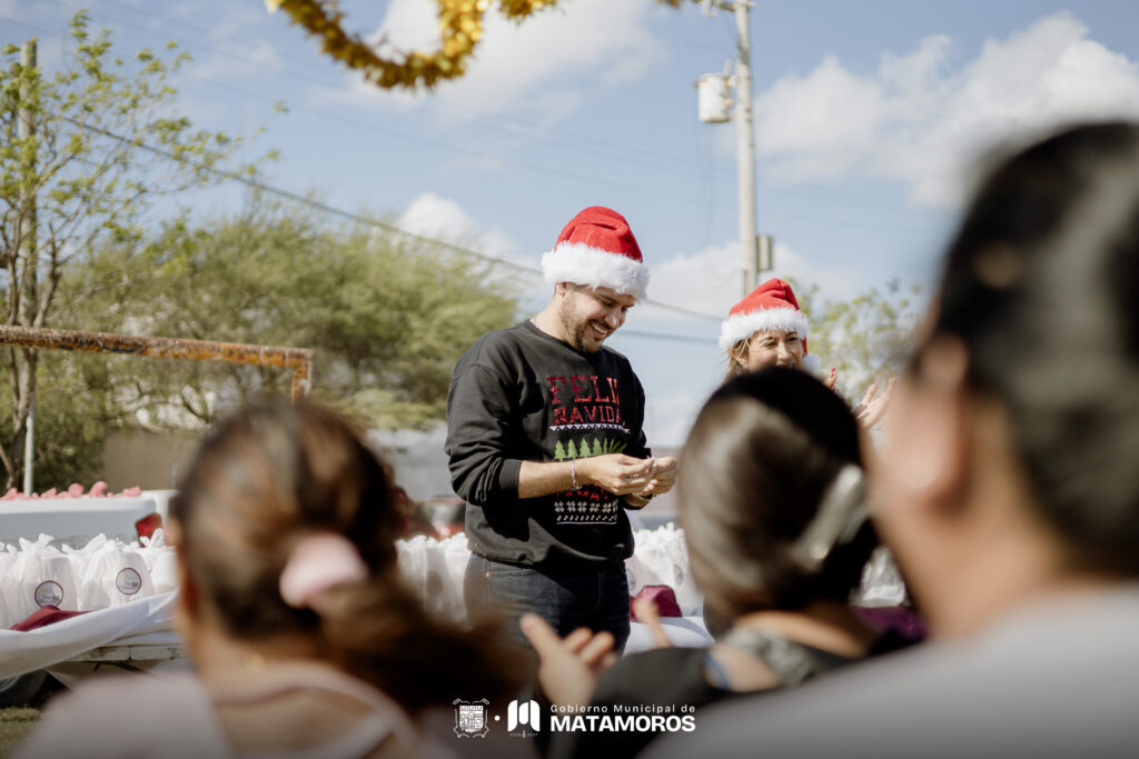 Entrega Presidente Municipal Alberto Granados cenas navideñas en diversos sectores