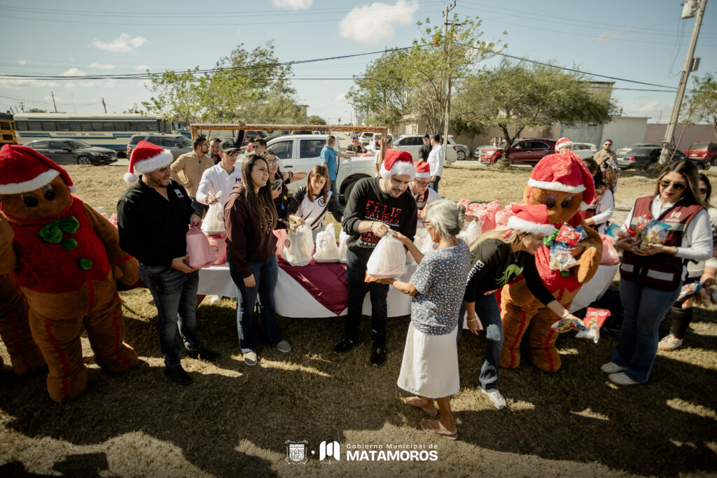 Entrega Presidente Municipal Alberto Granados cenas navideñas en diversos sectores