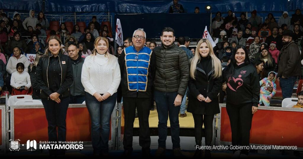 Acompaña Presidente Municipal a la presidenta del DIF en celebración del Día de Reyes en el Circo Atayde