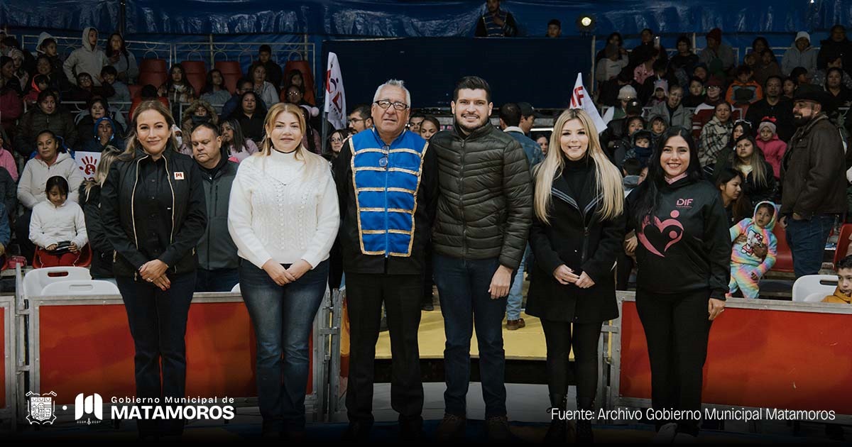 Acompaña Presidente Municipal a la presidenta del DIF en celebración del Día de Reyes en el Circo Atayde