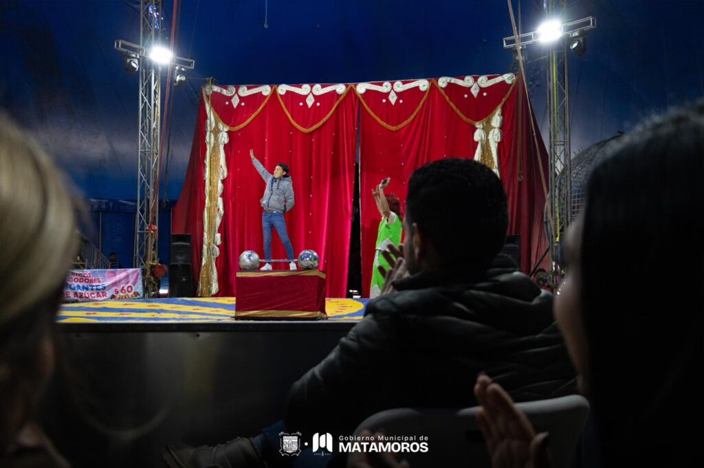 Acompaña Presidente Municipal a la presidenta del DIF en celebración del Día de Reyes en el Circo Atayde