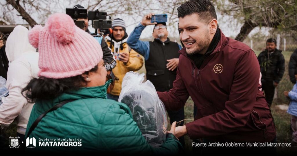 Entrega Presidente Municipal kits invernales en sectores más vulnerables de Matamoros