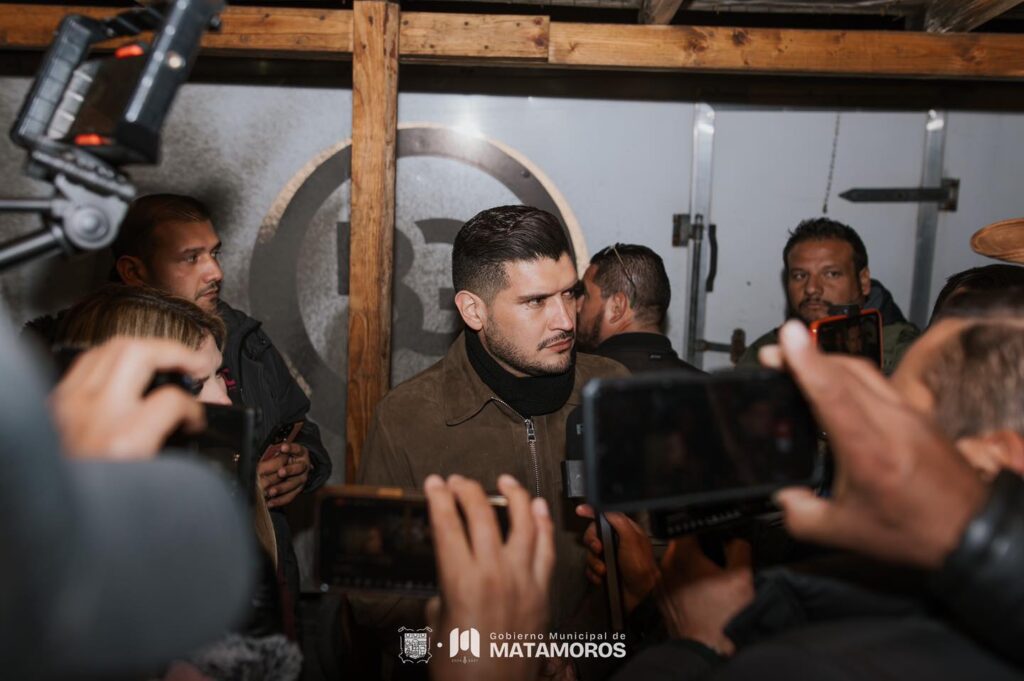 Entrega el Presidente Municipal Alberto Granados decenas de kits invernales a habitantes de la Playa Bagdad