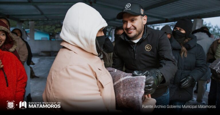 Entrega el Presidente Municipal Alberto Granados más de 200 cobijas y kits invernales a habitantes de los poblados pesqueros