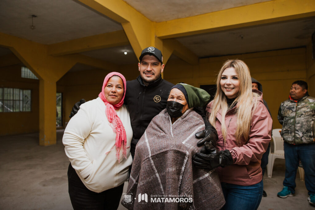 Entrega el Presidente Municipal Alberto Granados más de 200 cobijas y kits invernales a habitantes de los poblados pesqueros