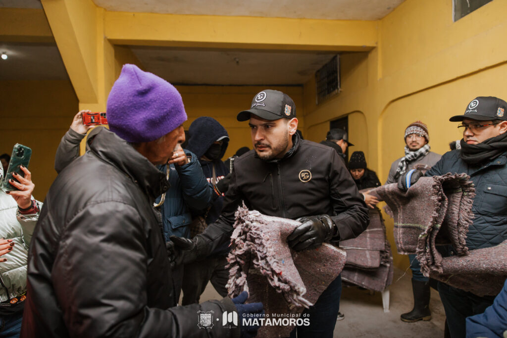 Entrega el Presidente Municipal Alberto Granados más de 200 cobijas y kits invernales a habitantes de los poblados pesqueros