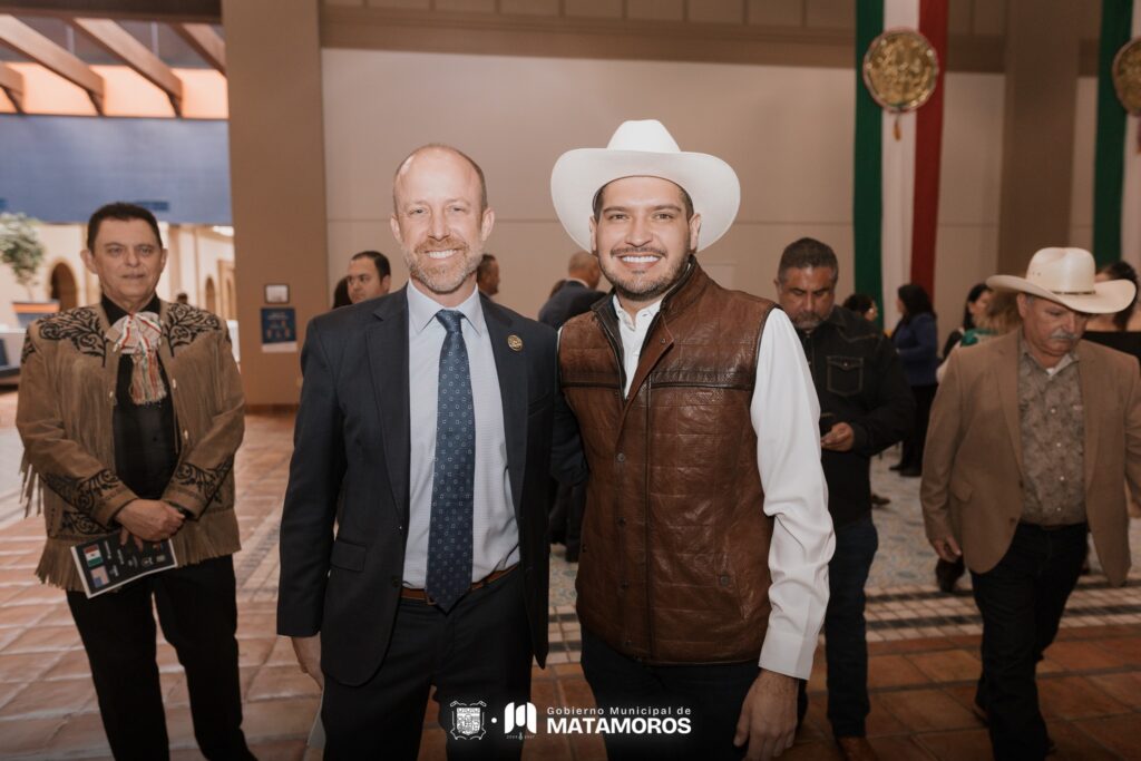 Presente el Presidente Municipal de Matamoros, Alberto Granados, en la revelación de Mr Amigo 2025