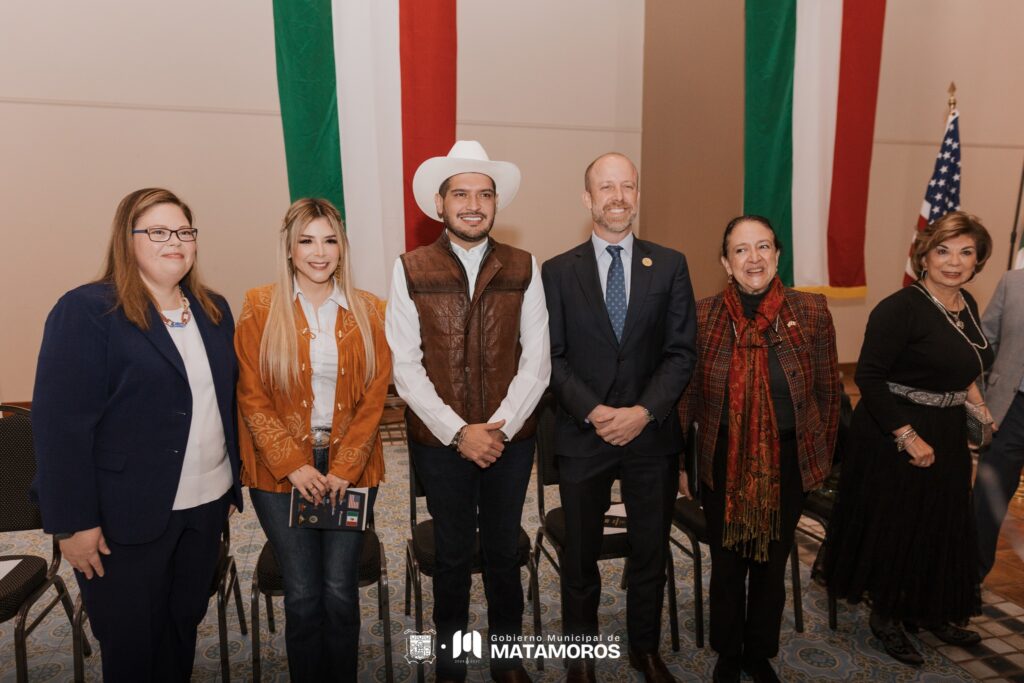 Presente el Presidente Municipal de Matamoros, Alberto Granados, en la revelación de Mr Amigo 2025