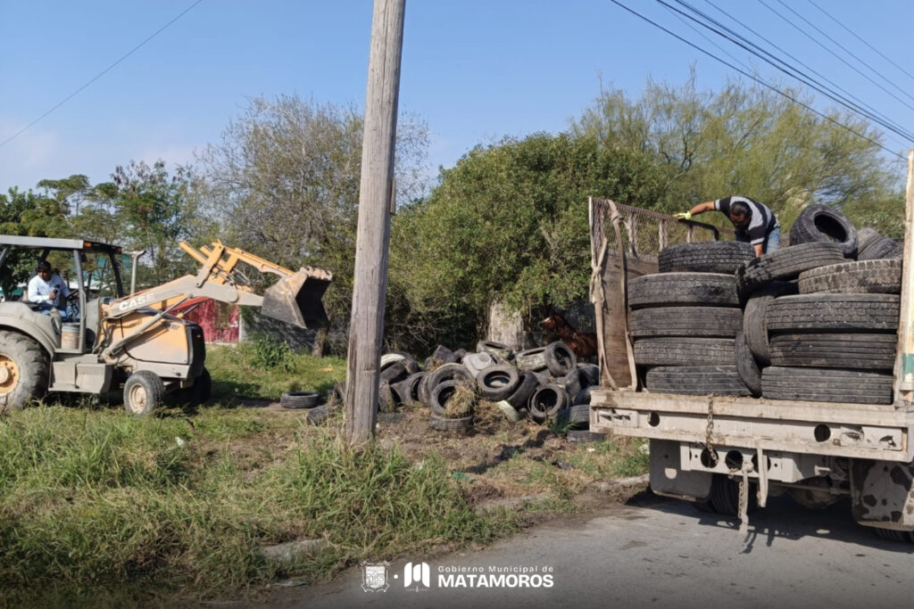 Realizan labores de limpieza en la colonia Del Bosque bajo instrucciones del Presidente Municipal Alberto Granados