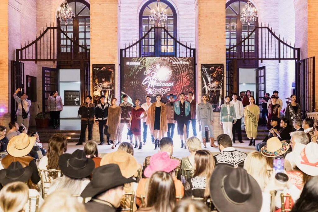 Desfile de Cueras Tamaulipecas Engalanan las Fiestas Mexicanas
