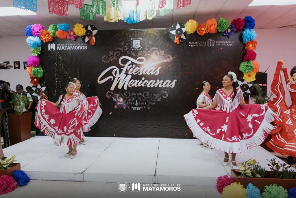 En el marco de las Fiestas Mexicanas, Presidente Municipal Alberto Granados corona a la reina de la Casa del Adulto Mayor