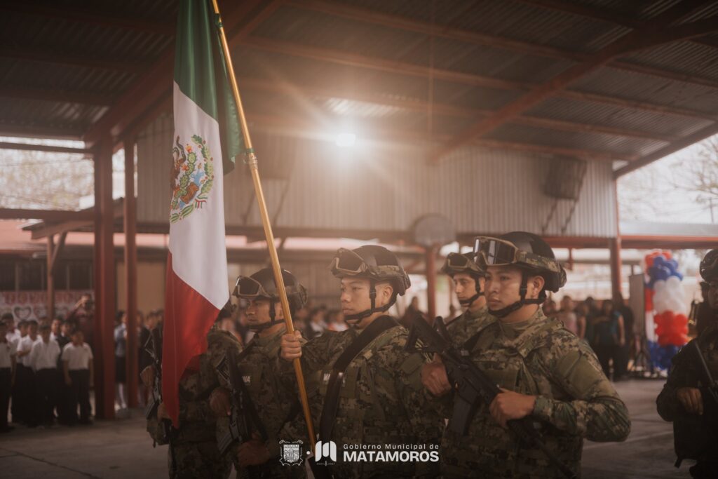 Encabeza Presidente Municipal ceremonia de honores al lábaro patrio en primaria María Isabel Mata Alvarado