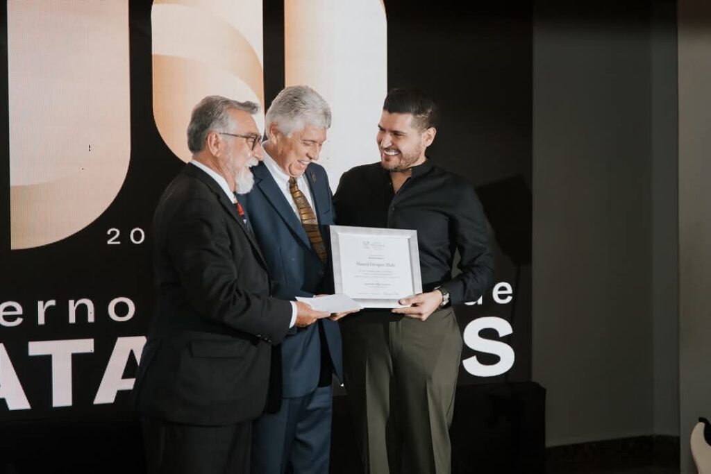 Entrega el Festival Internacional de Otoño reconocimiento al Presidente Municipal Alberto Granados Fávila