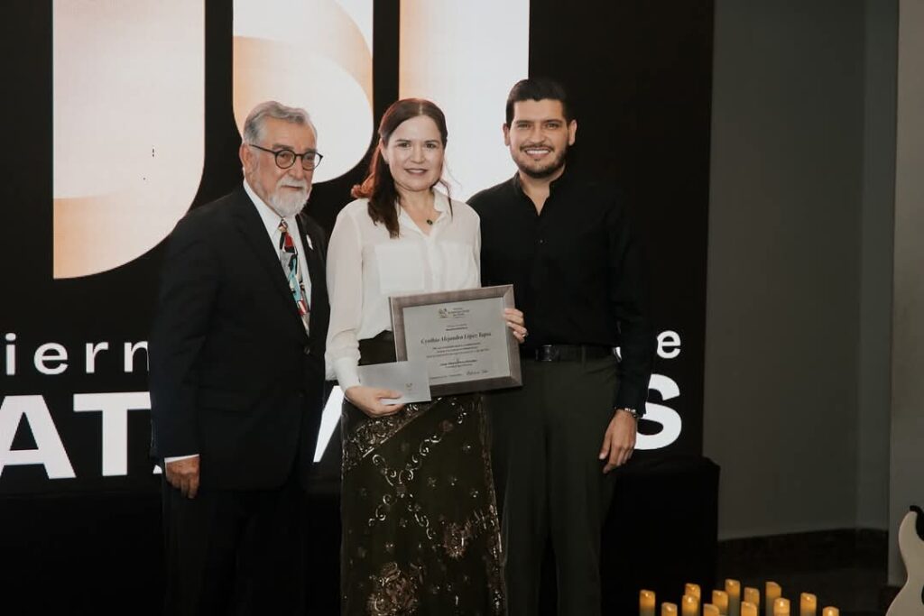 Entrega el Festival Internacional de Otoño reconocimiento al Presidente Municipal Alberto Granados Fávila