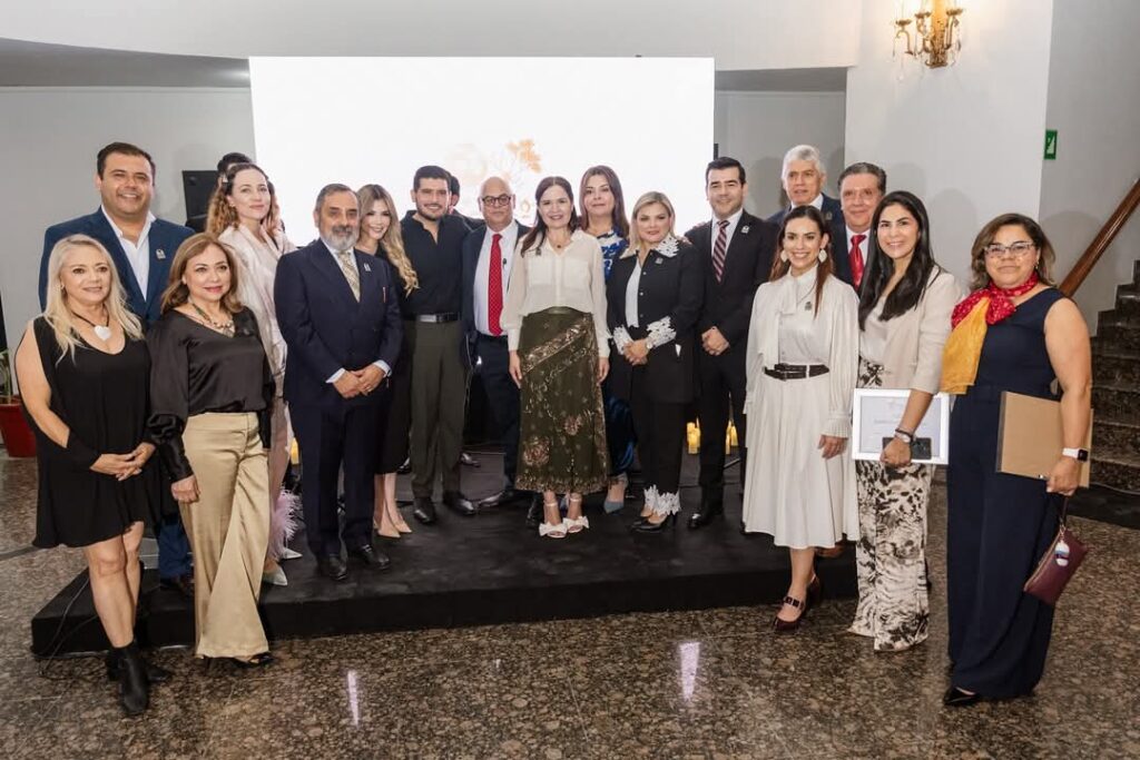 Entrega el Festival Internacional de Otoño reconocimiento al Presidente Municipal Alberto Granados Fávila