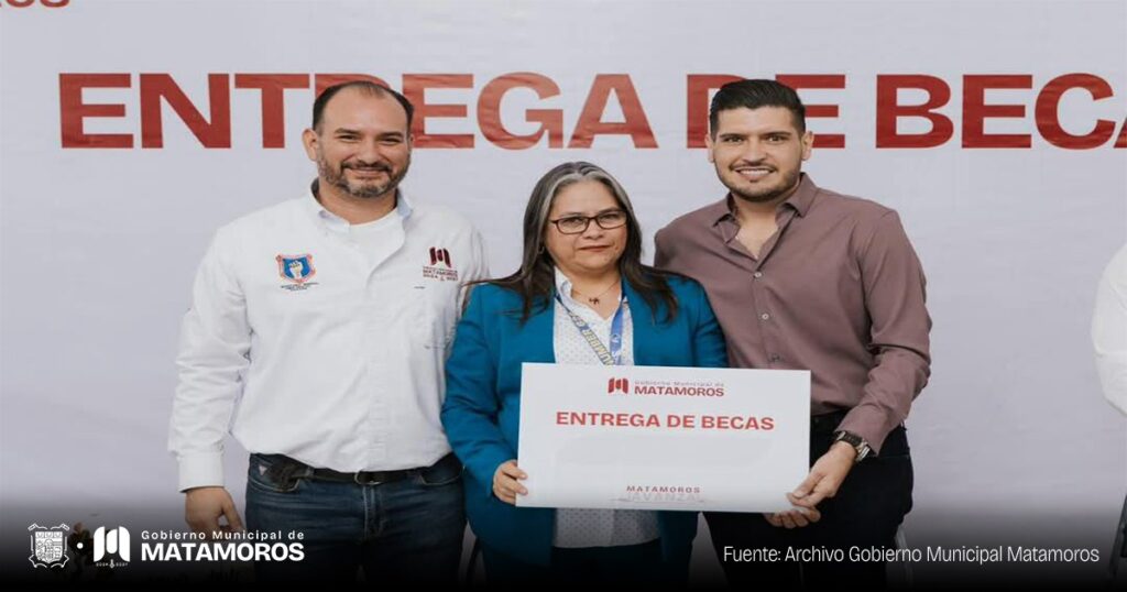 Entrega el Presidente Municipal Alberto Granados becas a decenas de hijos de trabajadores al Servicio del Municipio