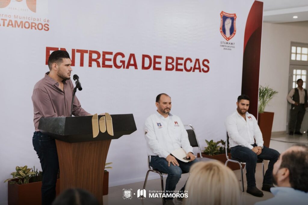 Entrega el Presidente Municipal Alberto Granados becas a decenas de hijos de trabajadores al Servicio del Municipio