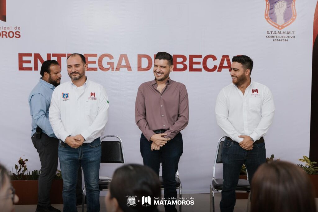 Entrega el Presidente Municipal Alberto Granados becas a decenas de hijos de trabajadores al Servicio del Municipio