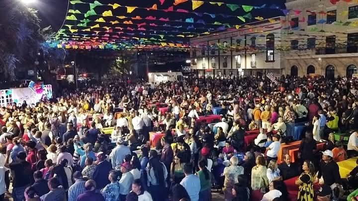 Más de 5 mil personas abarrotan la plaza en el Candelaria Fest 2025