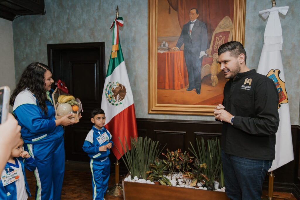 Recibe Presidente Municipal Alberto Granados a niños del jardín de niños 