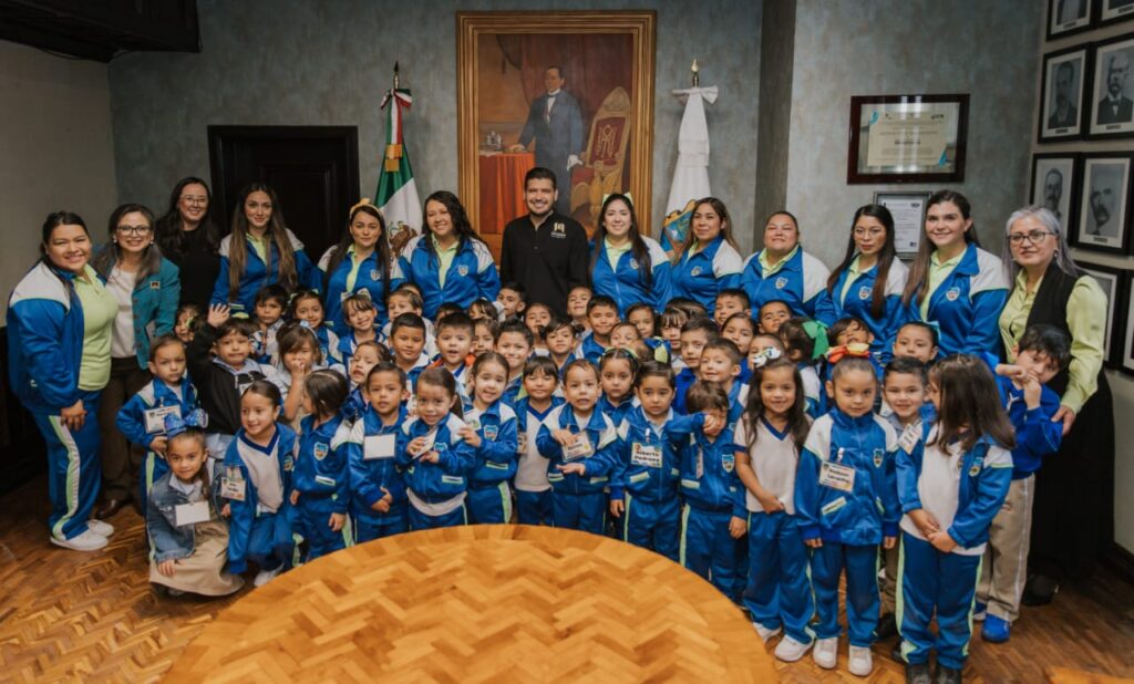 Recibe Presidente Municipal Alberto Granados a niños del jardín de niños 