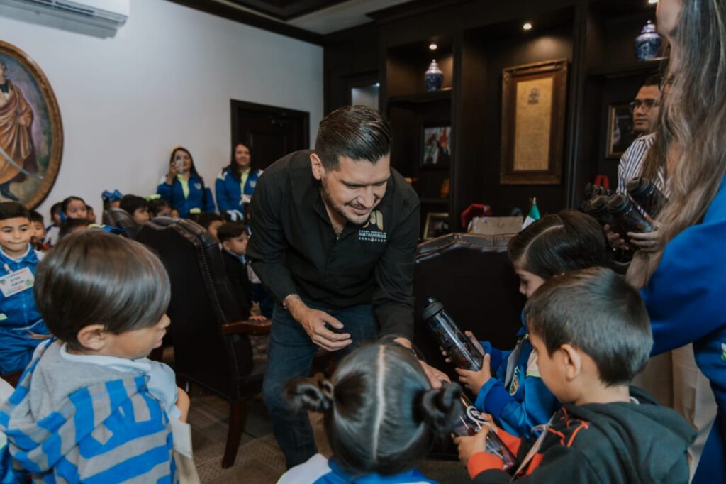 Recibe Presidente Municipal Alberto Granados a niños del jardín de niños 