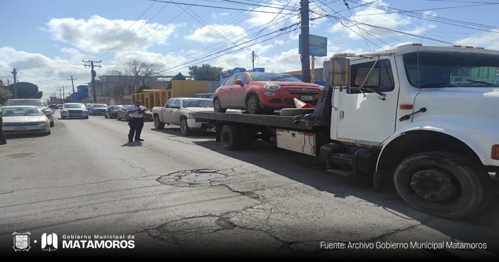 Retiran autos mal estacionados en operativo "Limpiando mi ciudad"