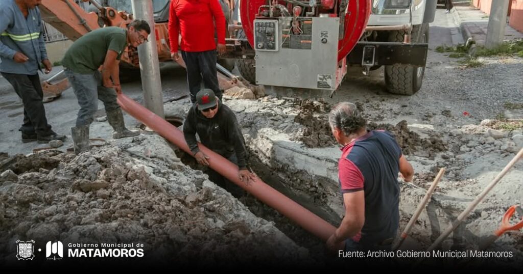 Destapa Gobierno de Matamoros tubería de drenaje de la Mariano Matamoros