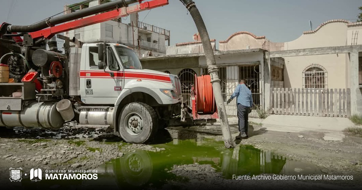 Destapa Junta de Aguas tubería del drenaje en Los Encinos