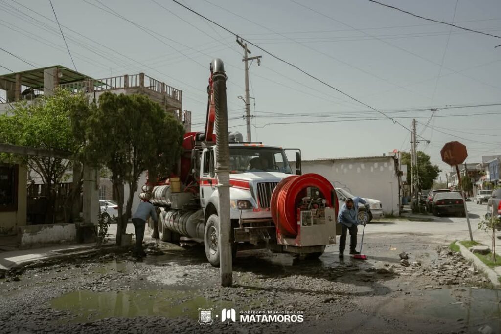 Destapa Junta de Aguas tubería del drenaje en Los Encinos